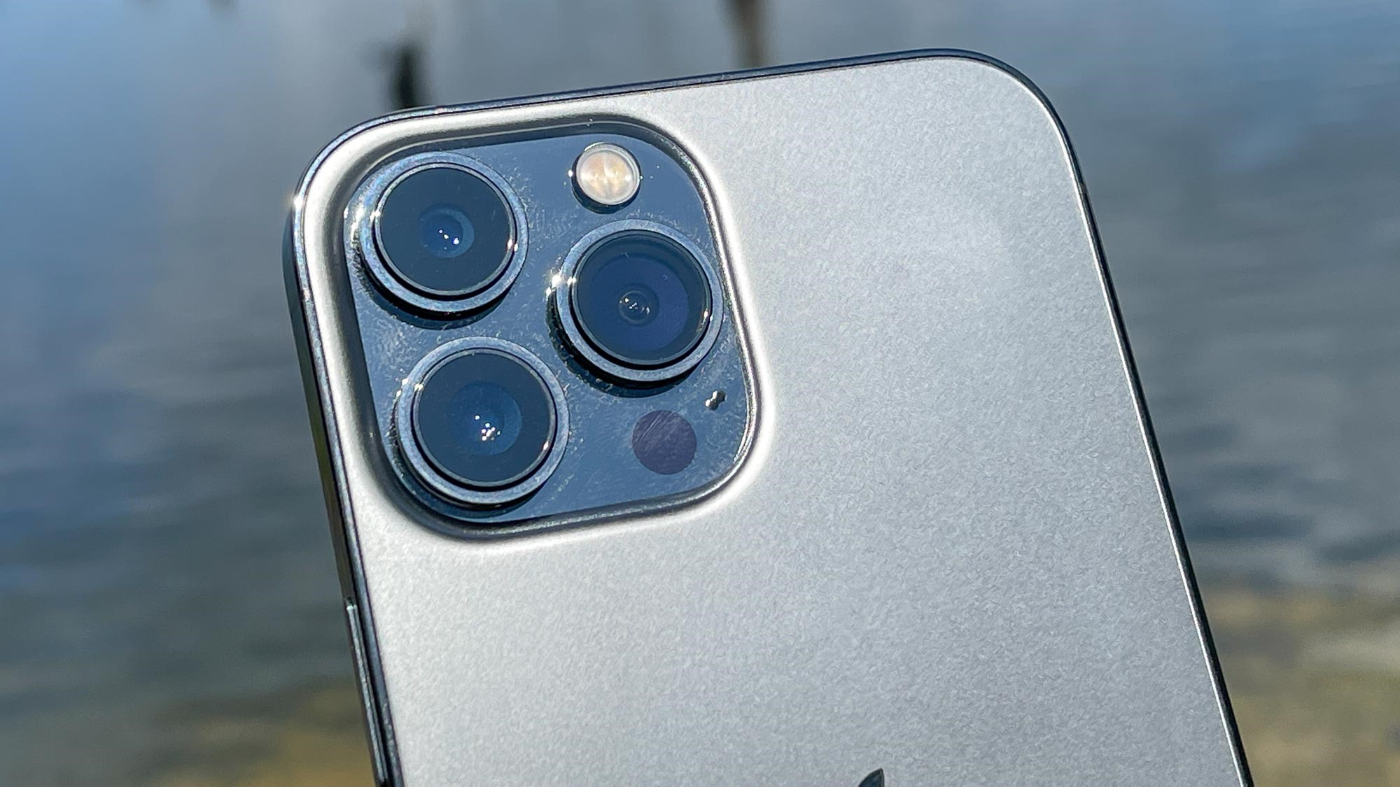 دوربین سومین فاکتوری است که در حین خرید گوشی هوشمند باید در نظر بگیرید.